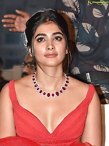 Pooja Hegde Cleavage