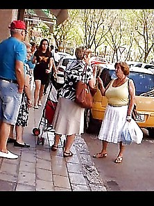 Abuela Con Dos Buenos Obuses