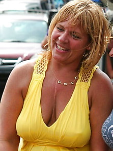 Mature Ladies Braless Cleavage Pokies 16