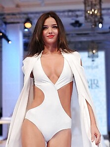 Miranda Kerr Looking Absolutely Stunning