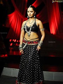 Anushka Navel