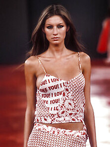 Gisele Bundchen Sexy On The Catwalk 5