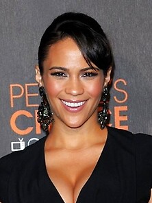 Paula Patton Cleavy In A Black Dress