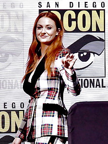 Sophie Turner Got Panel At San Diego Cc 7-21-17