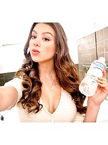 Kira Kosarin Cleavage Photos