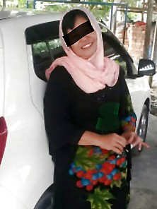 Indonesian- Tante An Berjilbab