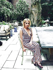 Emma Roberts Dekollete