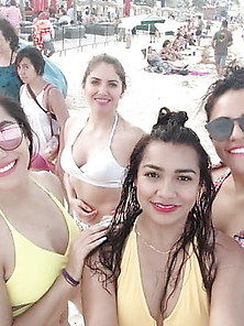 En La Playa Con Amigas