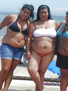 Gordita En La Playa