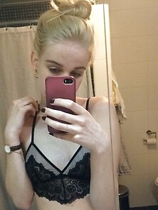 Amateur Blonde Teen Girl Selfies