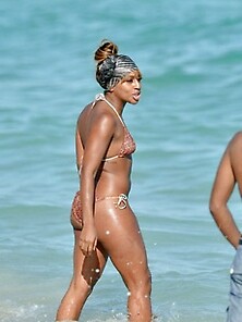 Alexandra Burke Displays Her Ass In A Bikini