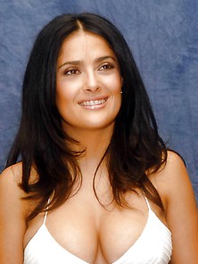 Salma Hayek Tiene Las Tetas Enormes