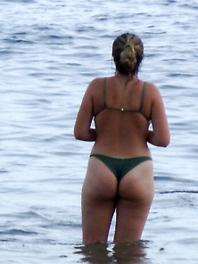 Girls Ass At The Beach