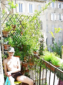 Justine Lezarde Parmi Les Balconnieres