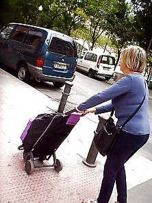 Madura Tetona Empujando Carro