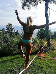 Hot Ski-And Snowboard-Ladies In Sexy Bikini