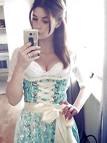 O Zapft Is Fesche Madln Im Dirndl Zum Erst N